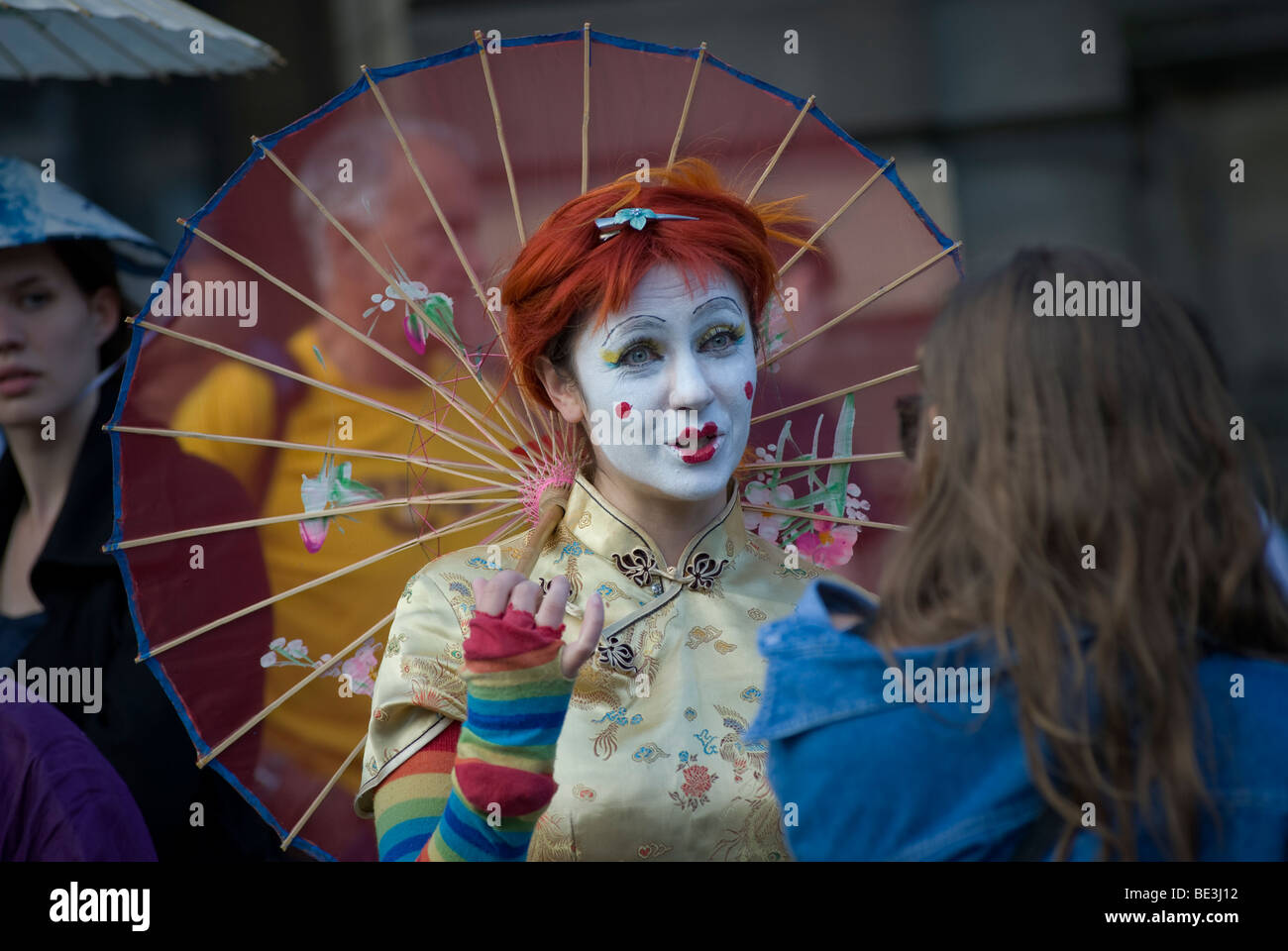 Artiste de rue vêtue comme une geisha au Edinburgh Fringe Festival 2009, Écosse, Royaume-Uni Banque D'Images