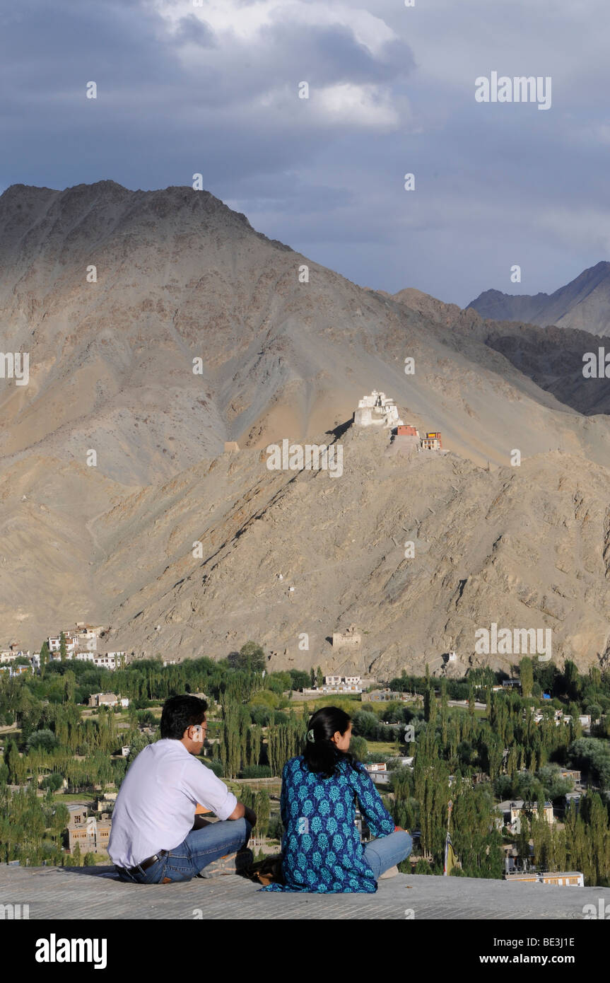 Les personnes à la recherche sur les Ladakhis Leh oasis avec Gonkhang et ruines du monastère sur la montagne, Ladakh, Inde, Himalaya, Asie Banque D'Images