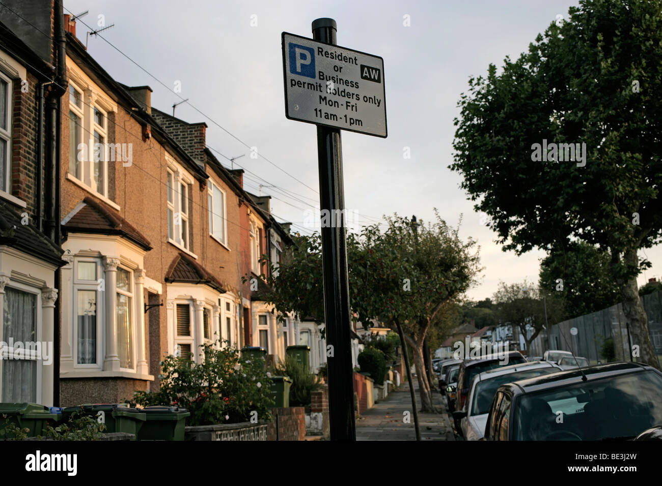 Parking gratuit aux titulaires de permis de signer en rue résidentielle dans le sud-est de Londres, Abbeywood, UK Banque D'Images