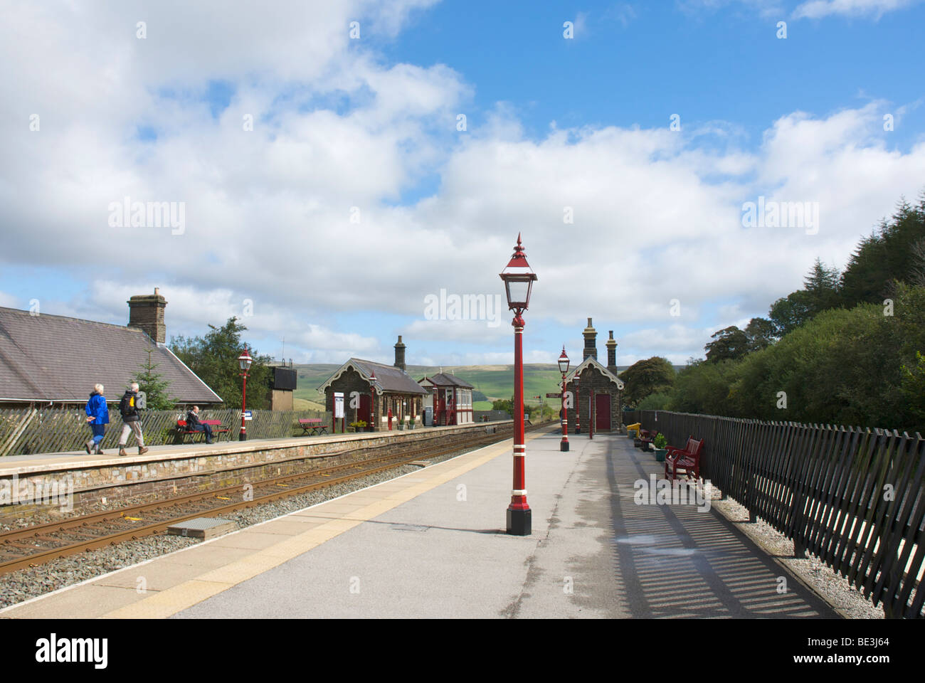 Les gens sur la plate-forme, Garsdale, sur la ligne de chemin de fer Settle-Carlisle, Yorkshire Dales National Park, England UK Banque D'Images