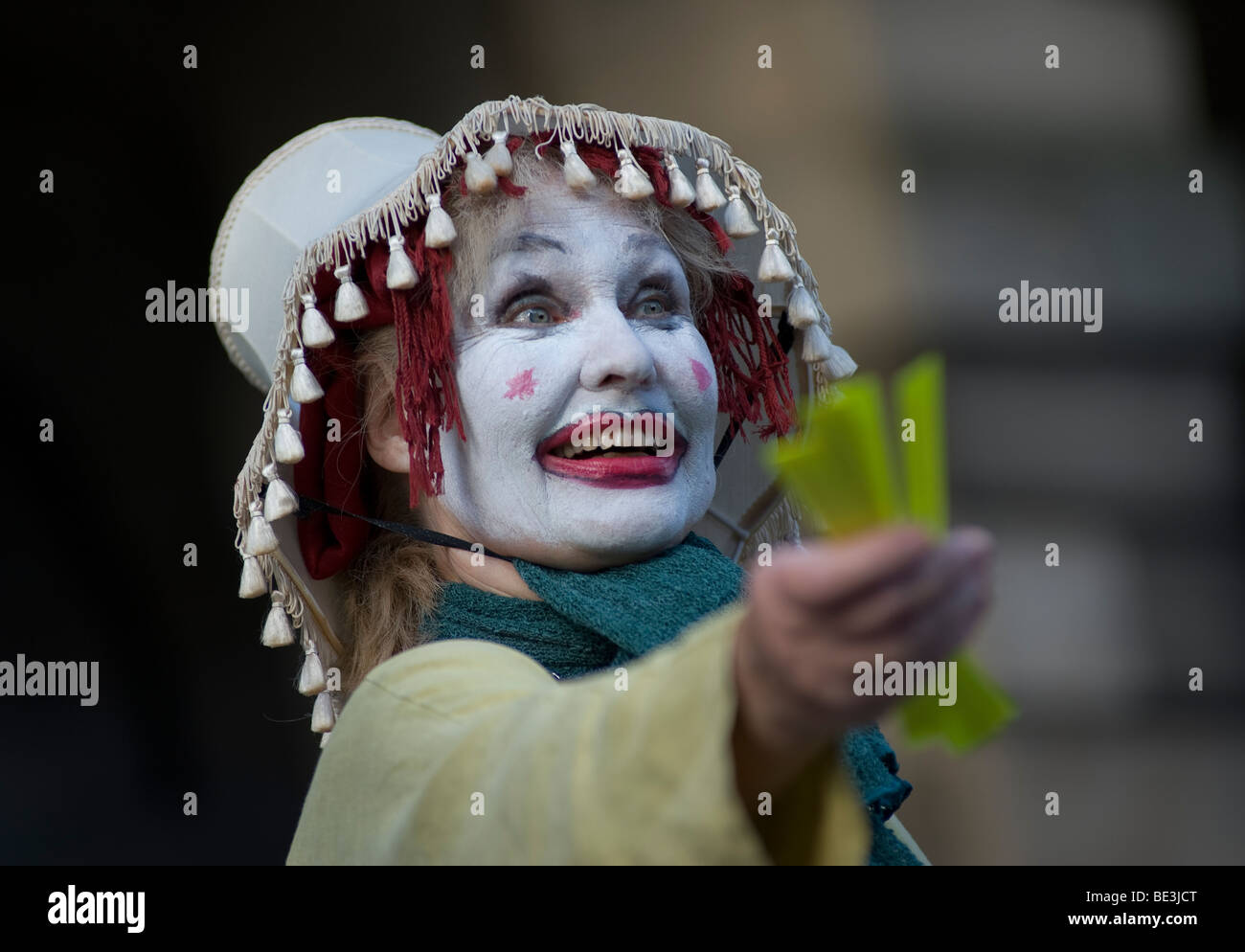 Artiste de rue habillé comme un clown au Edinburgh Fringe Festival 2009, Écosse, Royaume-Uni Banque D'Images