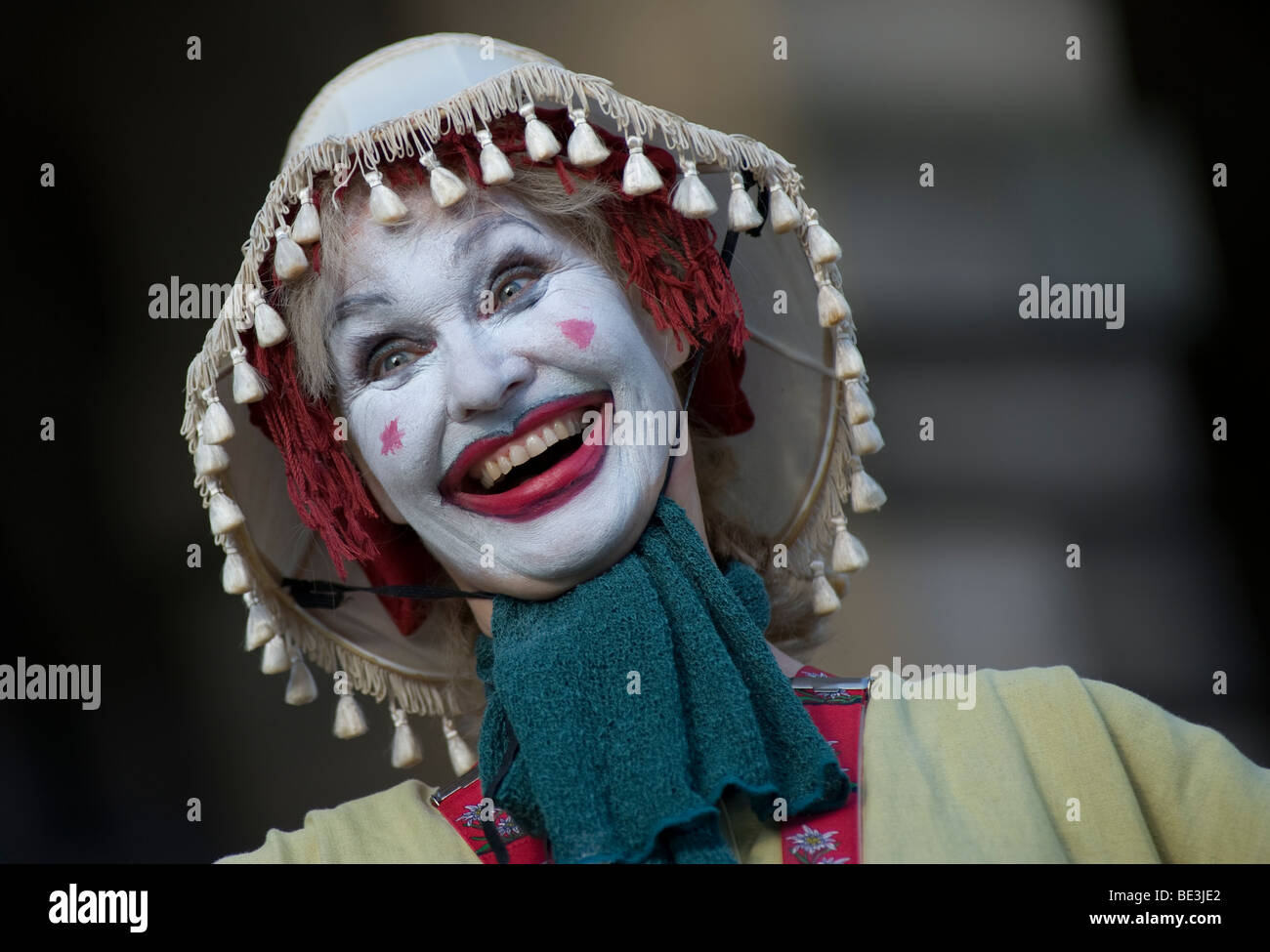 Artiste de rue habillé comme un clown au Edinburgh Fringe Festival 2009, Écosse, Royaume-Uni Banque D'Images