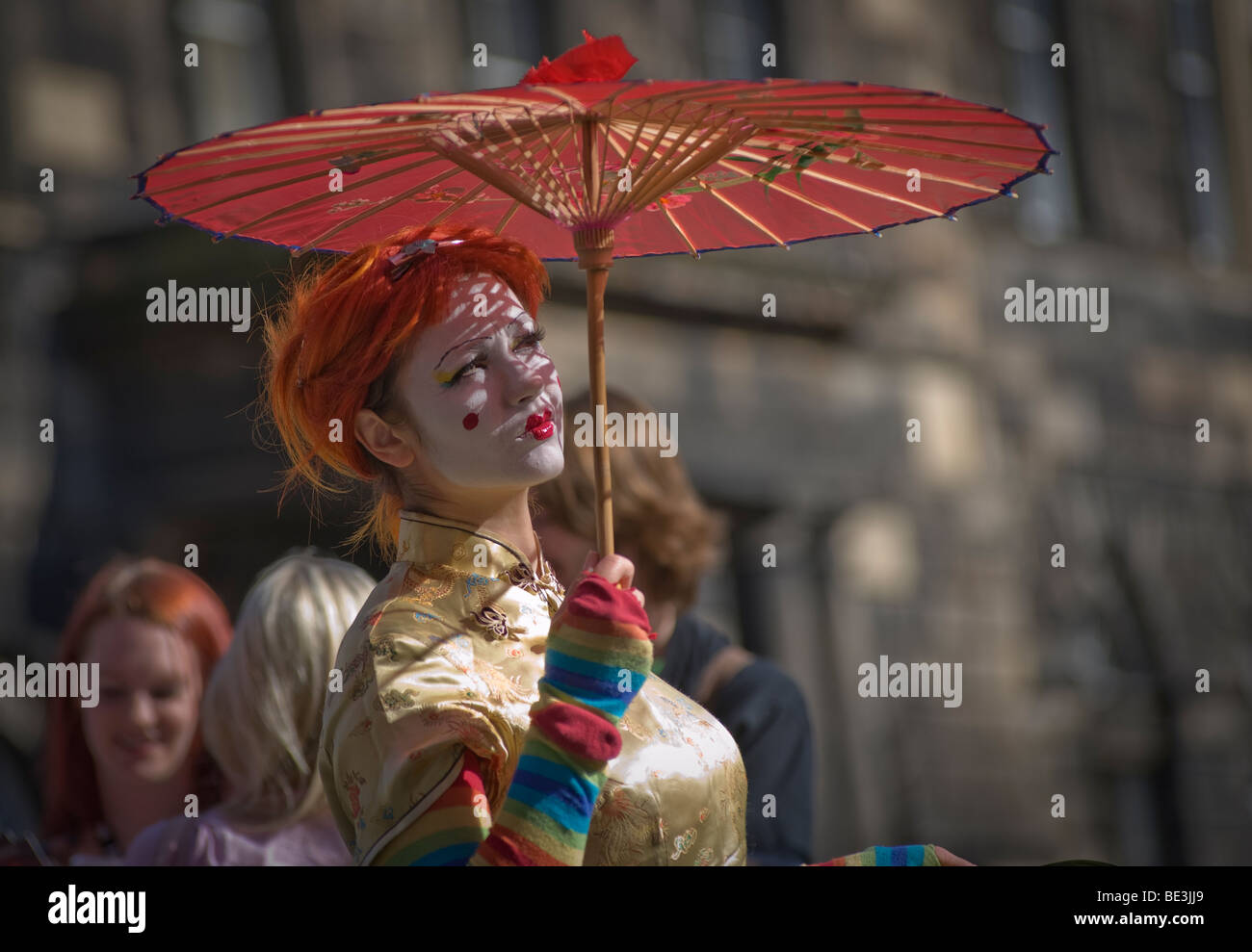 Artiste de rue vêtue comme une geisha au Edinburgh Fringe Festival 2009, Écosse, Royaume-Uni Banque D'Images