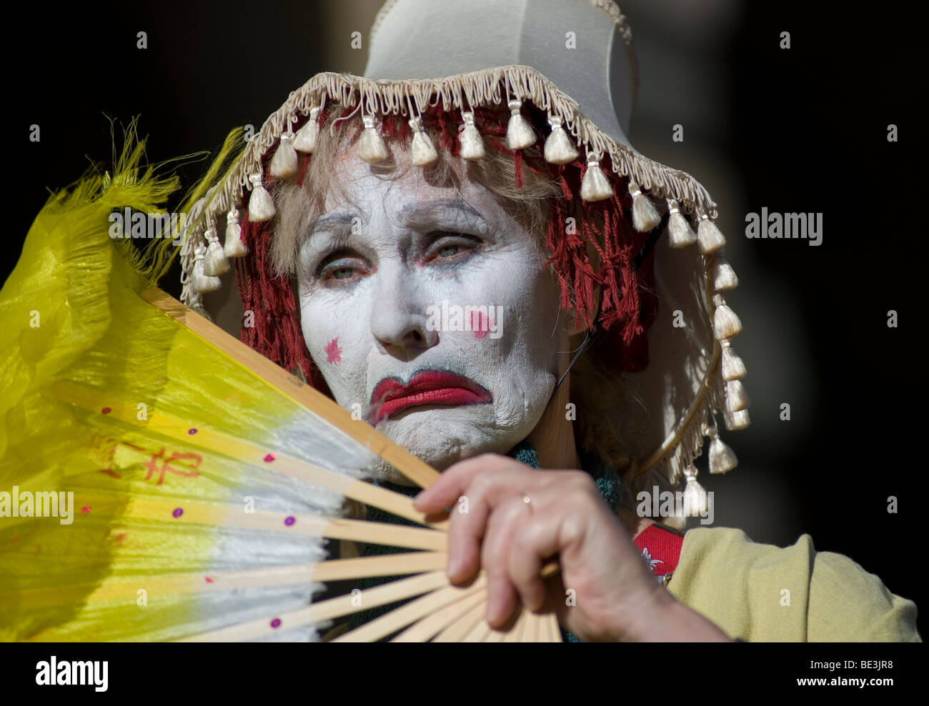 Artiste de rue habillé comme un clown au Edinburgh Fringe Festival 2009, Écosse, Royaume-Uni Banque D'Images