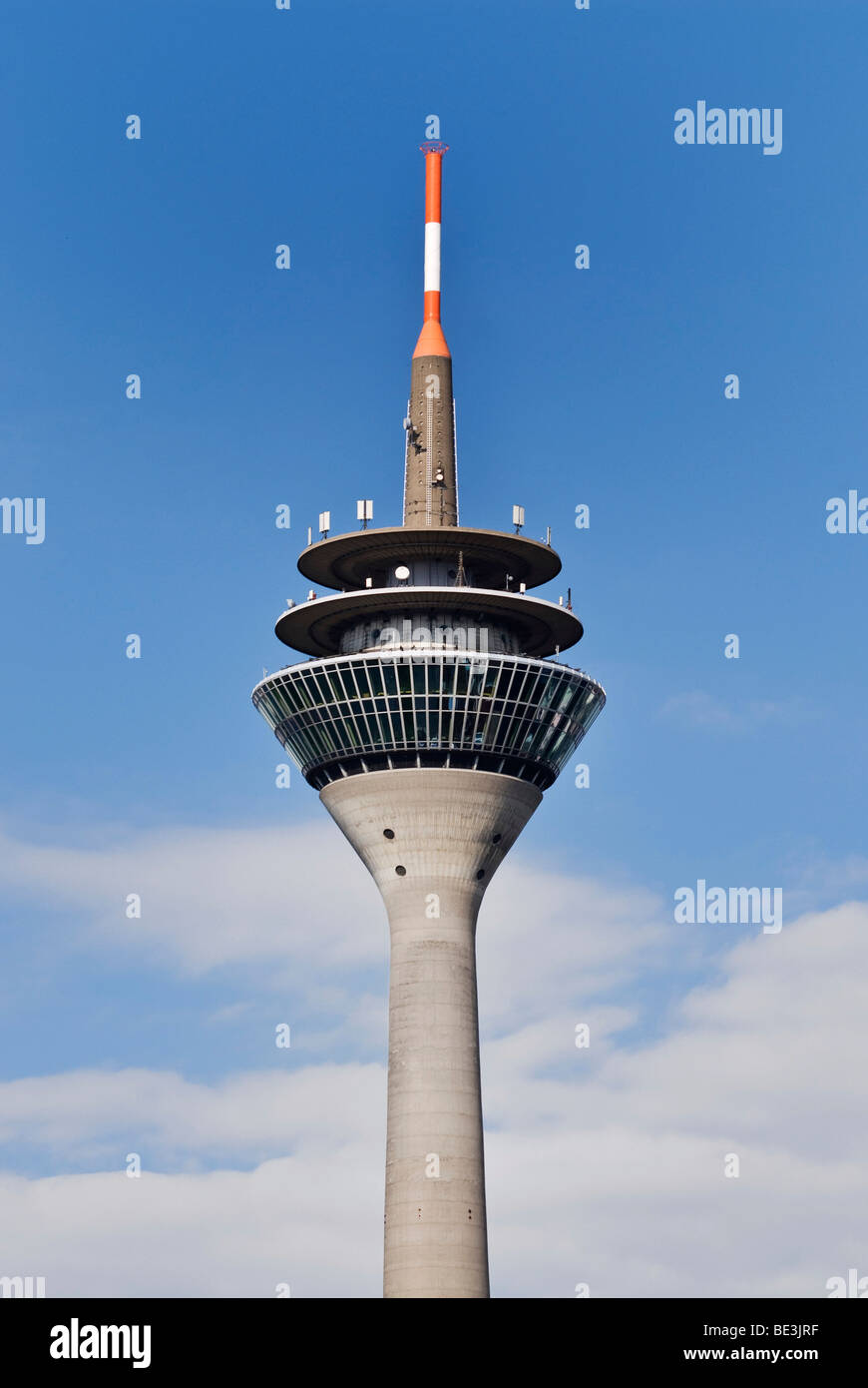 Rheinturm tour, restaurant, plate-forme d'observation et d'antennes sur la tour, Düsseldorf, Rhénanie du Nord-Westphalie, Allemagne, Europe Banque D'Images
