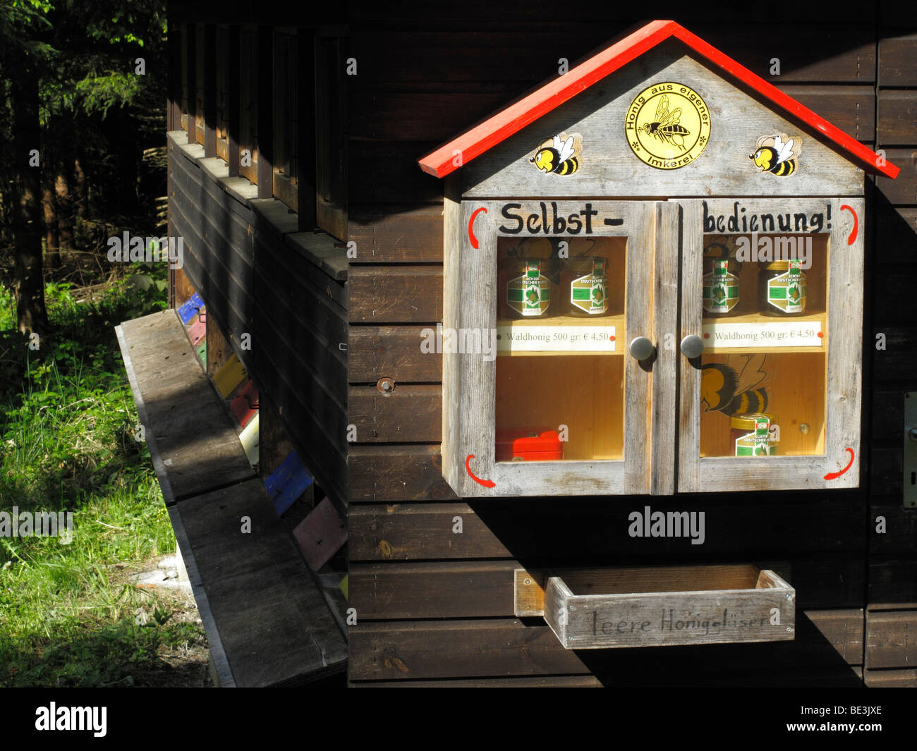Beehouse avec self service pour le miel, Koenigsdorf, Haute-Bavière, Bavaria, Germany, Europe Banque D'Images