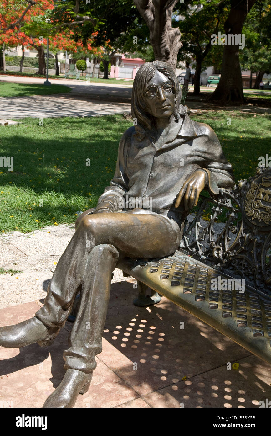Une statue de la taille de la vie de 'smart' Beatle John Lennon. Sculpté par l'artiste cubain Jose' Villa Soberon. Banque D'Images