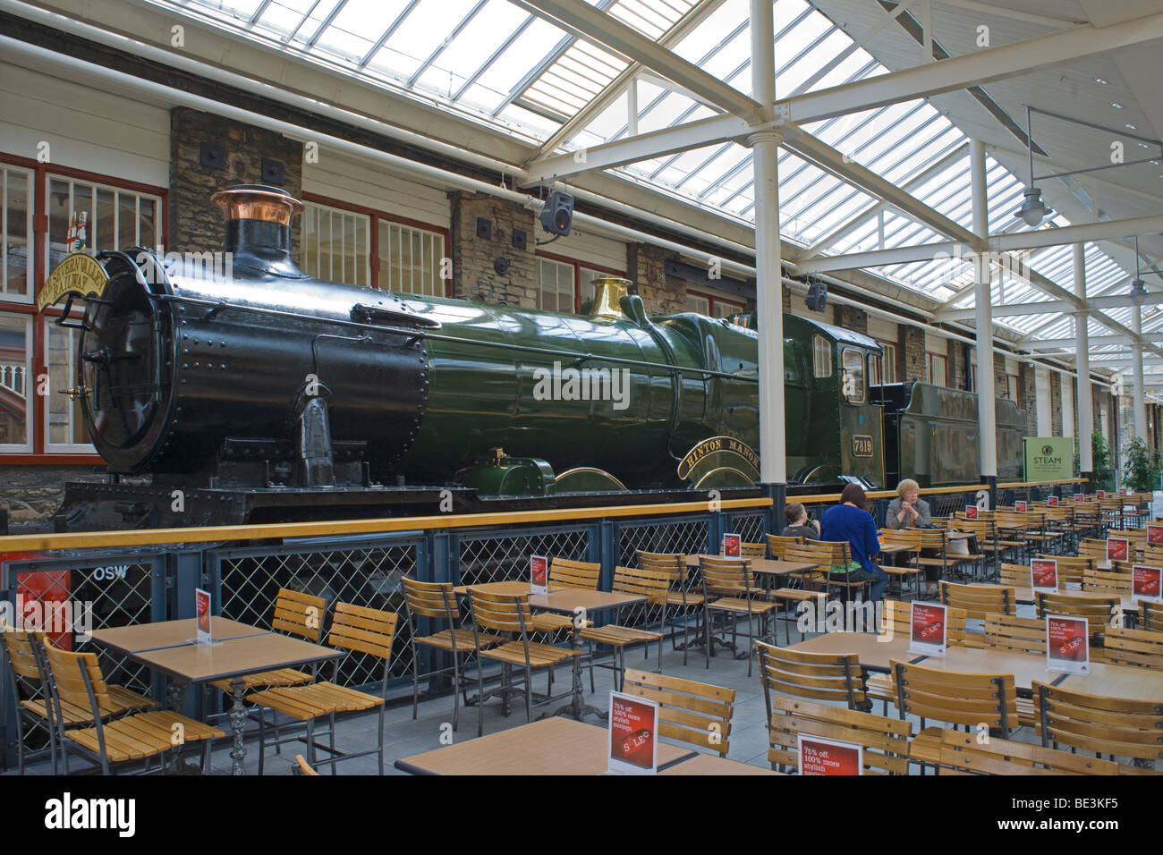 Dans le hall de la locomotive à vapeur à Swindon McArthur Glen Designer Outlet, Angleterre, juillet, 2009 Banque D'Images