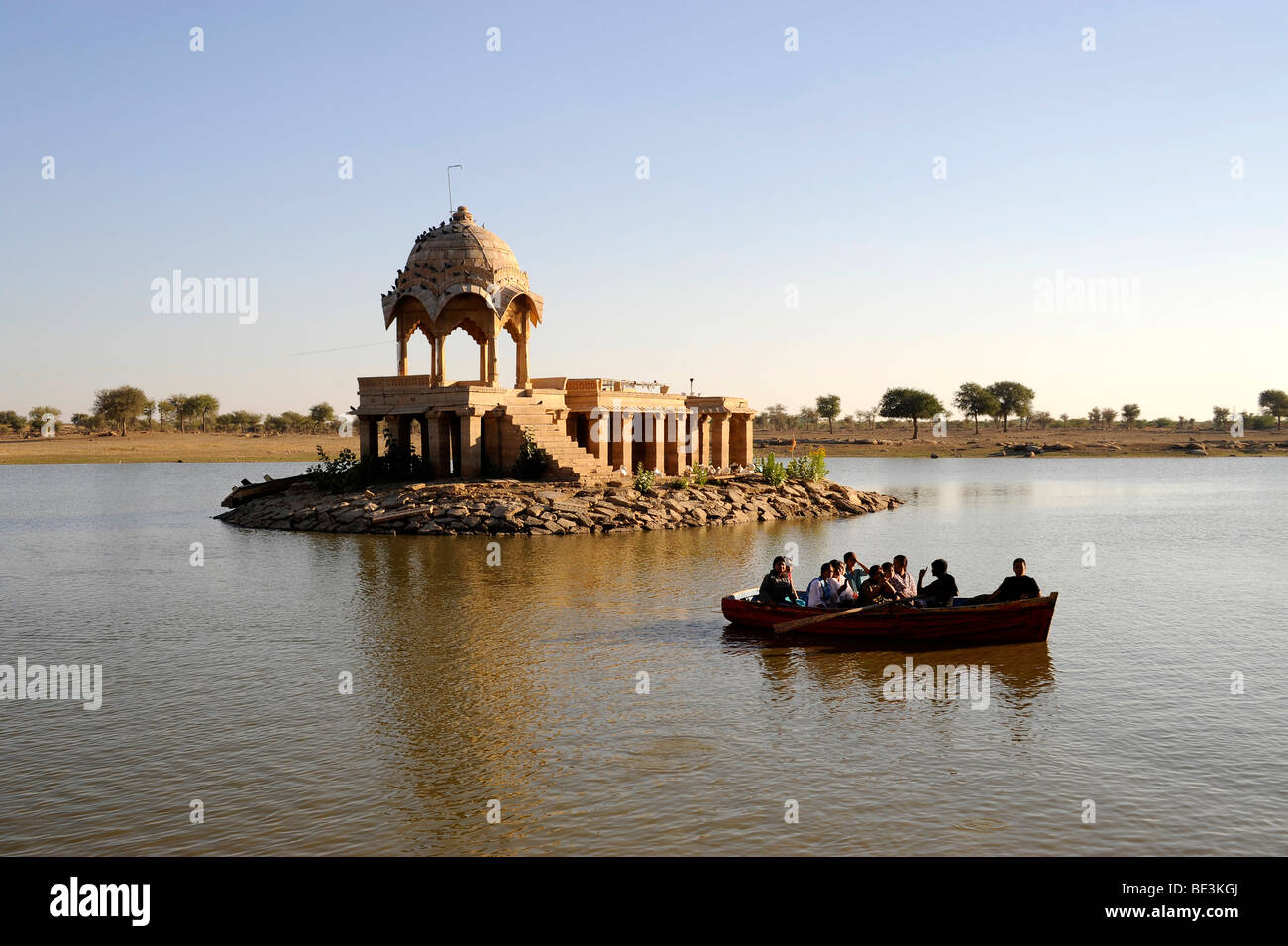 Pavilion et bateau à rames sur le lac Gadisar artificiel, Jaisalmer, Rajasthan, Inde du Nord, Inde, Asie du Sud, Asie Banque D'Images