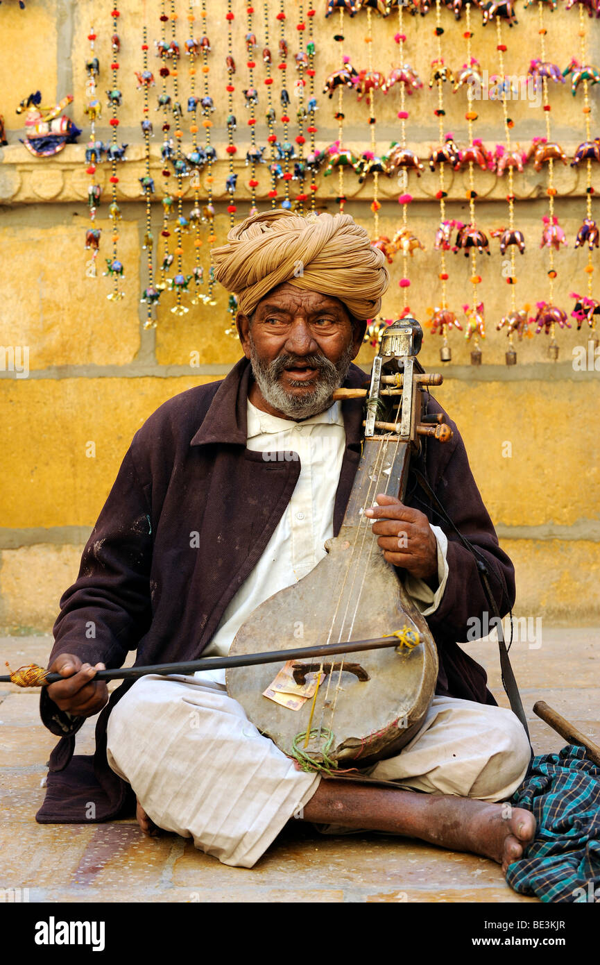 Musicien de rue, Jaisalmer, Rajasthan, Inde du Nord, Inde, Asie du Sud, Asie Banque D'Images