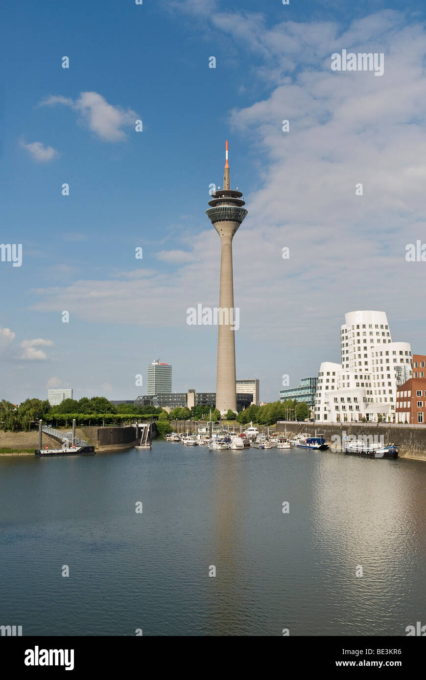 Media port Medienhafen de Düsseldorf, Neuer Zollhof avec 'Dancing Édifices' par F.O. Gehry, Rheinturm tour et le Landtag pa Banque D'Images