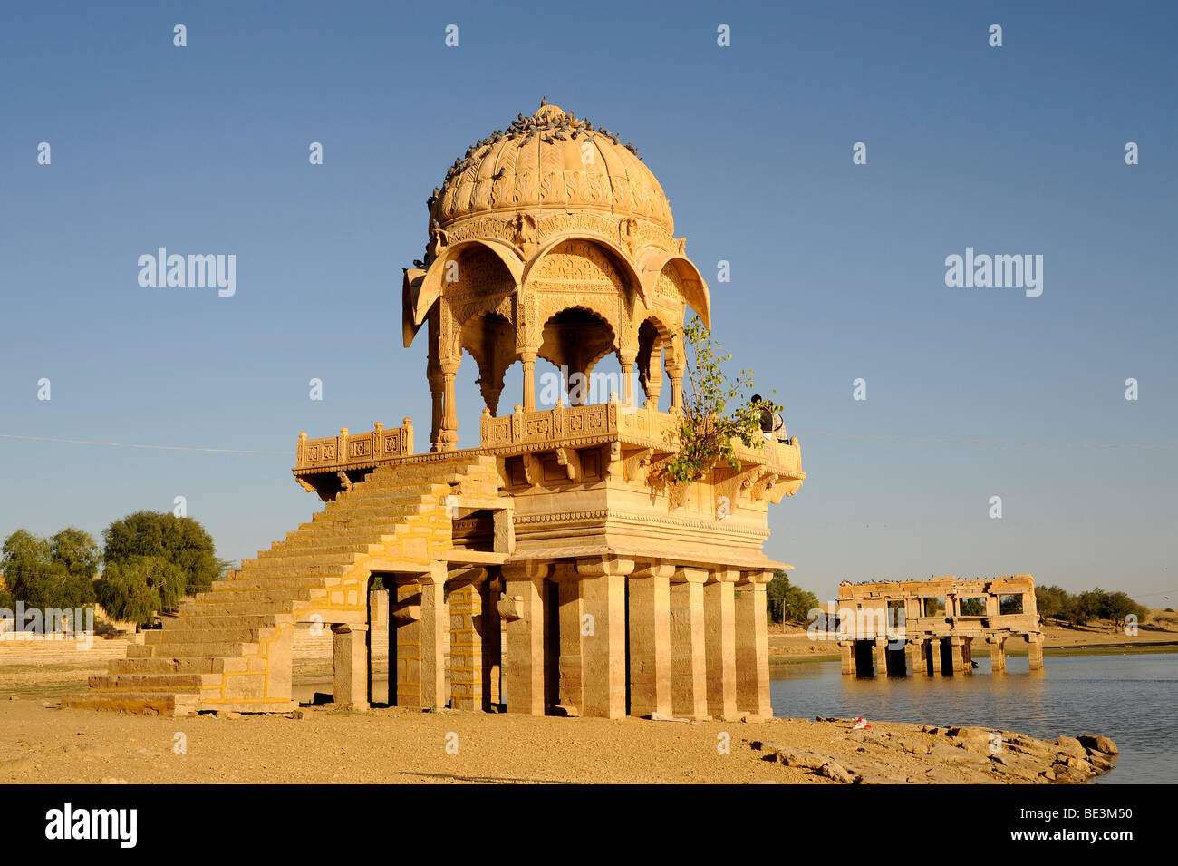 Pavillon Ghat, escaliers, sur le lac Gadisar artificiel, Jaisalmer, Rajasthan, Inde du Nord, Inde, Asie du Sud, Asie Banque D'Images