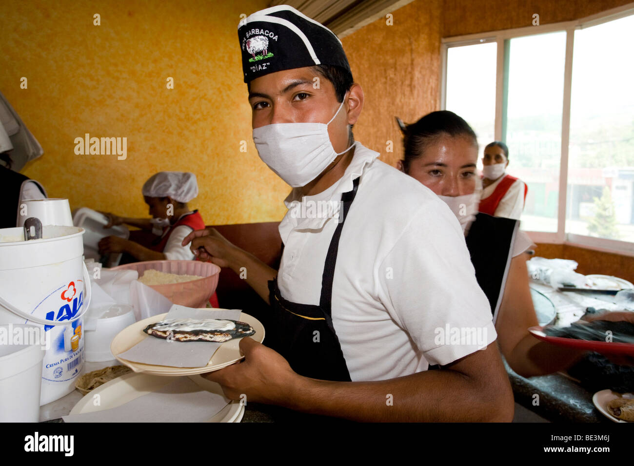 Serveur dans un restaurant au Mexique portant un masque à cause de la grippe porcine, H1N1, Cuernavaca, Morelos, Mexique Banque D'Images