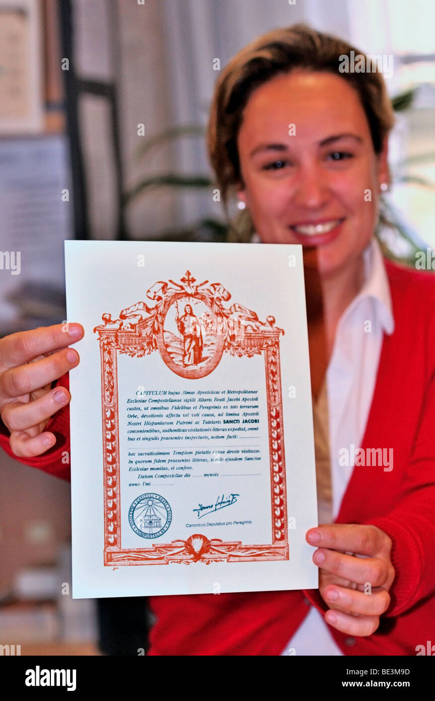 L'Espagne, la Galice : Maria Neira avec un "Compostelle" - le document officiel pour les pèlerins de Saint-Jacques qui ont marché à pied ou à vélo le chemin. Banque D'Images