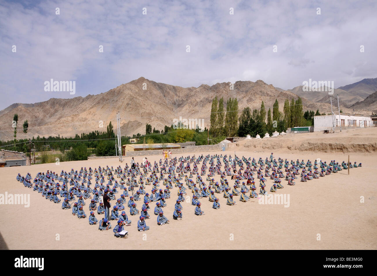 Matin dans le rapport système scolaire indien dans une école à Lamdon, Leh, Jammu-et-Cachemire, l'Inde, l'Himalaya, d'Asie Banque D'Images