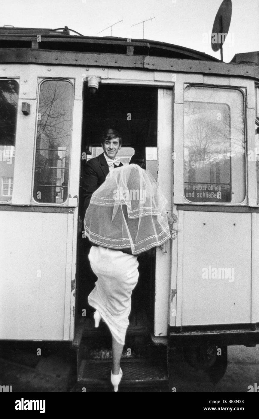 Voyage de noces dans un vieux tramway, Leipzig, RDA, photographie historique, 1976 Banque D'Images