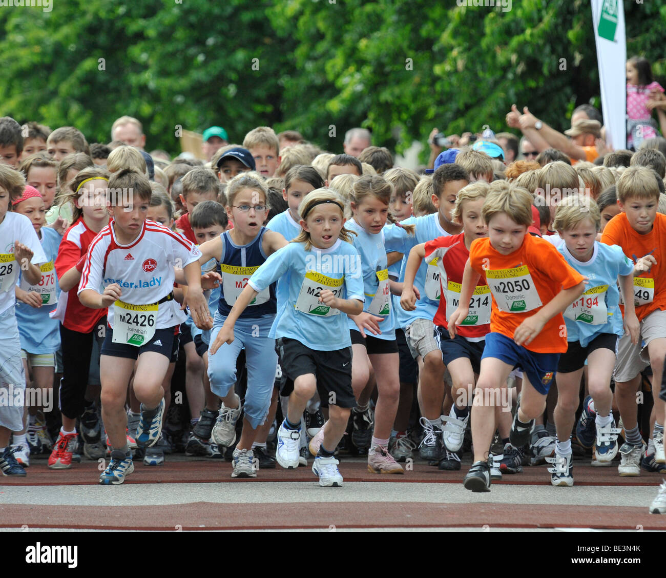 Les enfants qui participent au semi-marathon de Stuttgart, Bade-Wurtemberg, Allemagne, Europe Banque D'Images