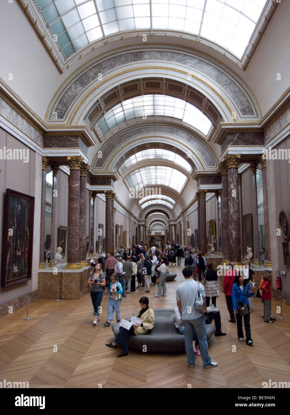 Les touristes dans le Louvre, Paris, France, Europe Banque D'Images