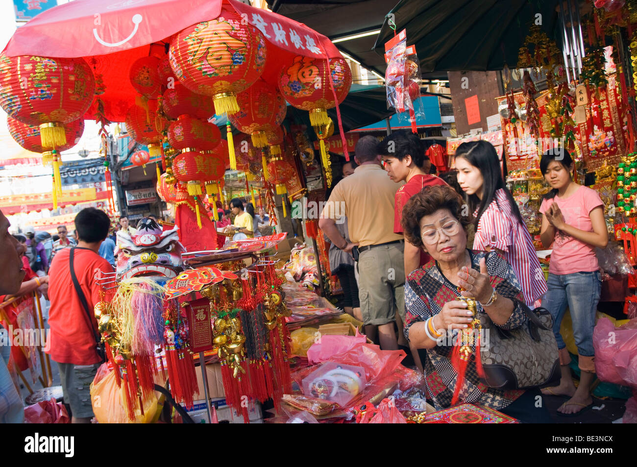 Le Nouvel An chinois, les ventes en kiosque Yaowarat Road, China Town, Bangkok, Thailande, Asie Banque D'Images