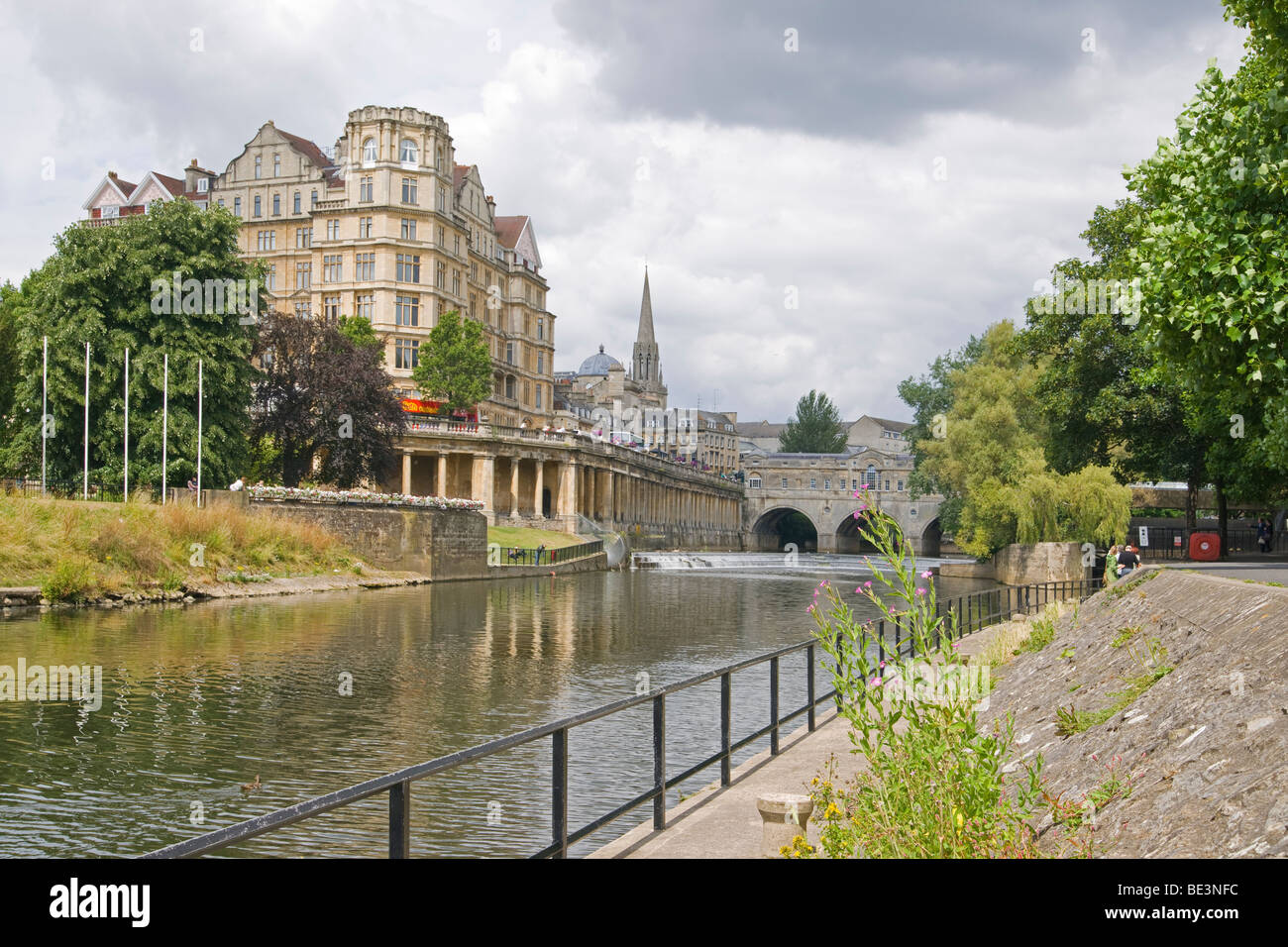 Rivière Avon, l'Hôtel Abbey et Pulteney Bridge, Bath, Somerset, , Arles, France, juillet 2009 Banque D'Images