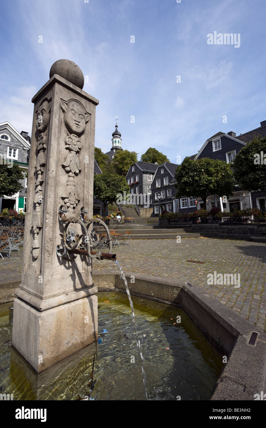 Marché d'Solingen-Graefrath avec bardeaux d'ardoise couverts bâtiments et fontaine Banque D'Images