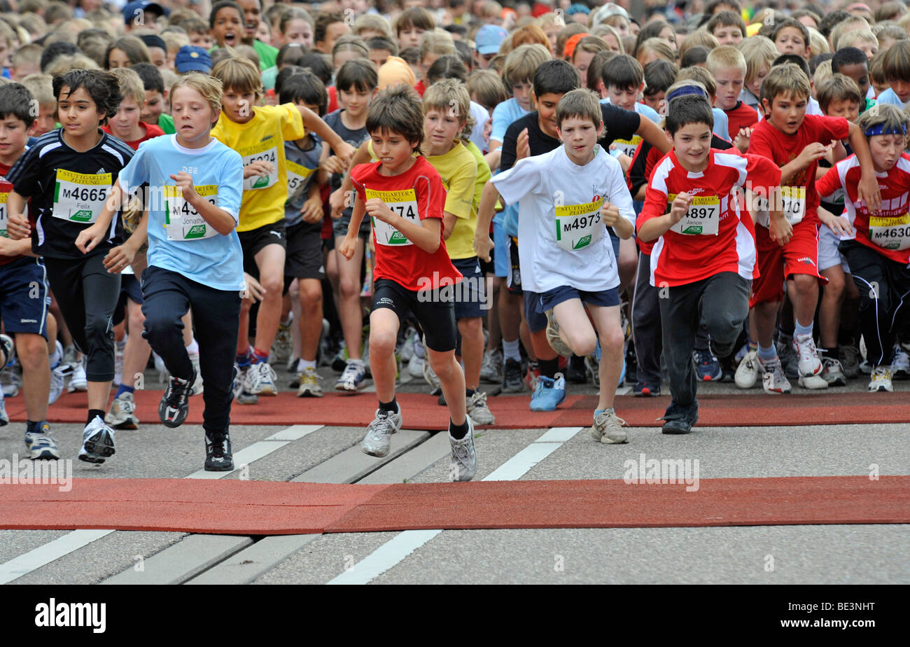Les enfants qui participent au semi-marathon de Stuttgart, Bade-Wurtemberg, Allemagne, Europe Banque D'Images