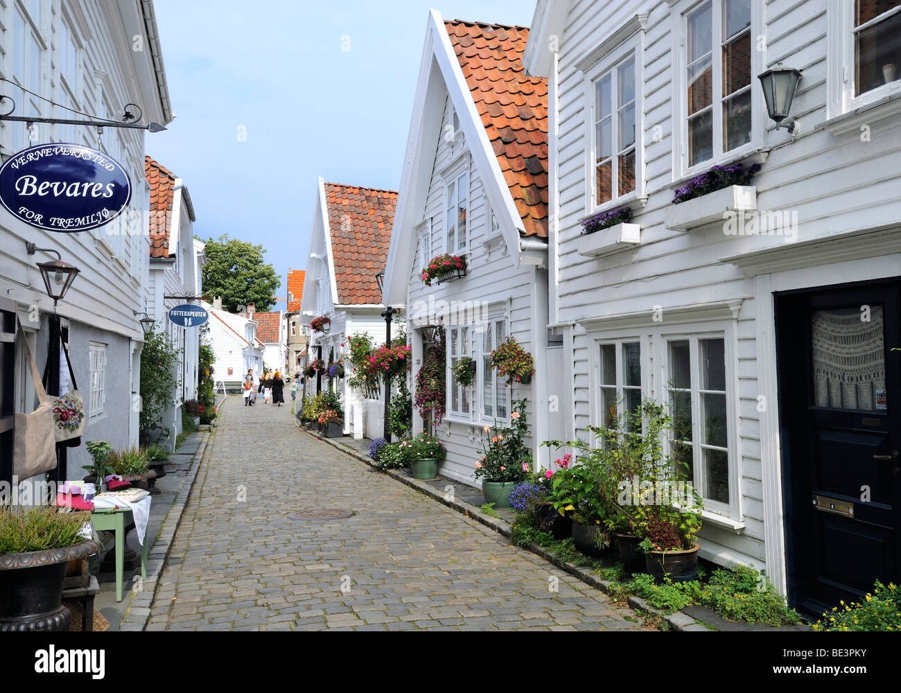 Maisons en bois blanc traditionnel en ovre Strandgate dans le vieux quartier de Stavanger, Stavanger, Norvège, Scandinavie, dans le Nord de l'Euro Banque D'Images