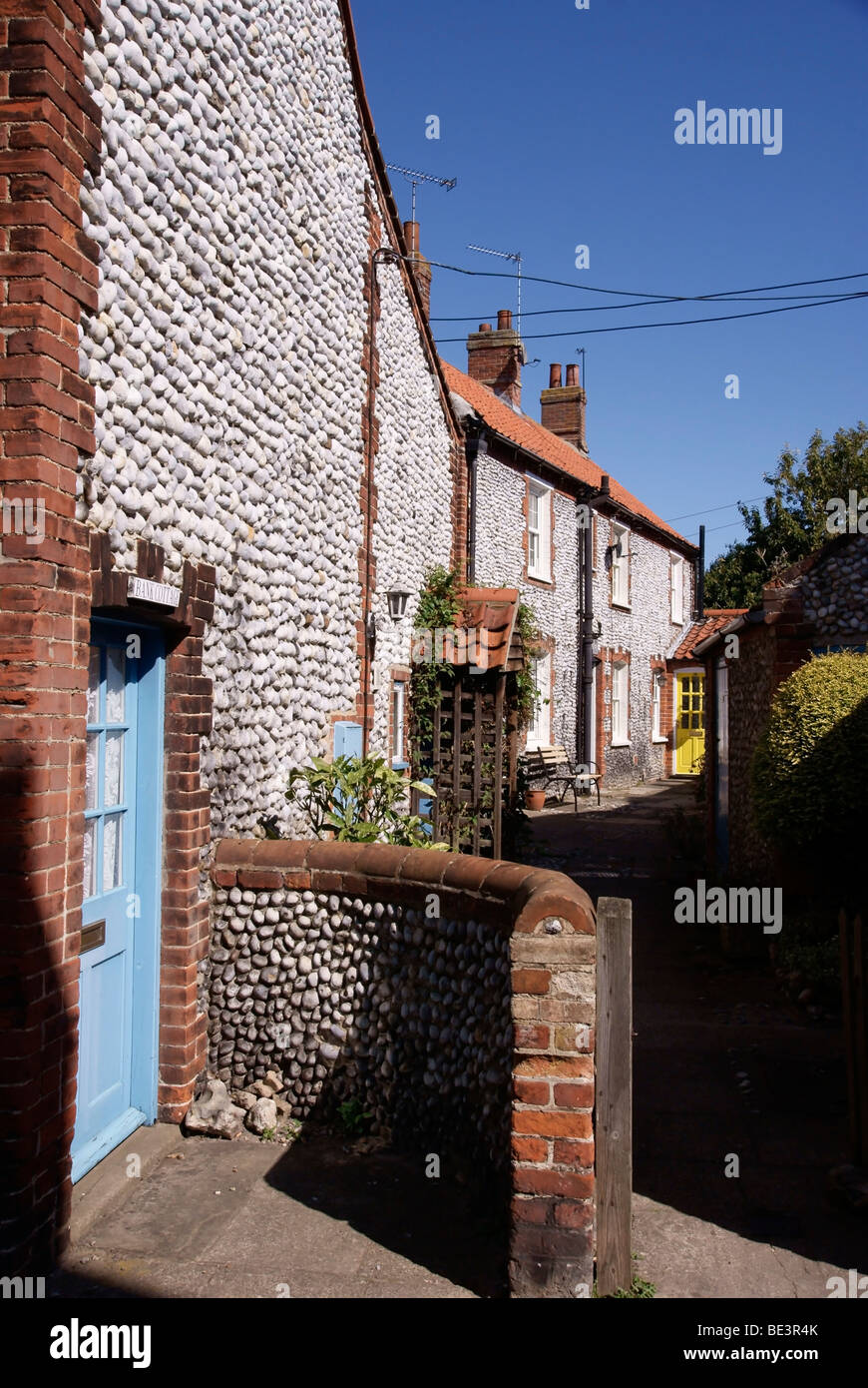 Norfolk traditionnelles briques et silex cottage Banque D'Images