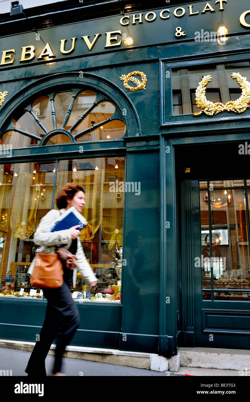 Paris, France, French Chocolates Chocolatier Old Shop Front Window, 'Debauve et Gallais', Boutique, Femme marchant passé, Vintage Banque D'Images
