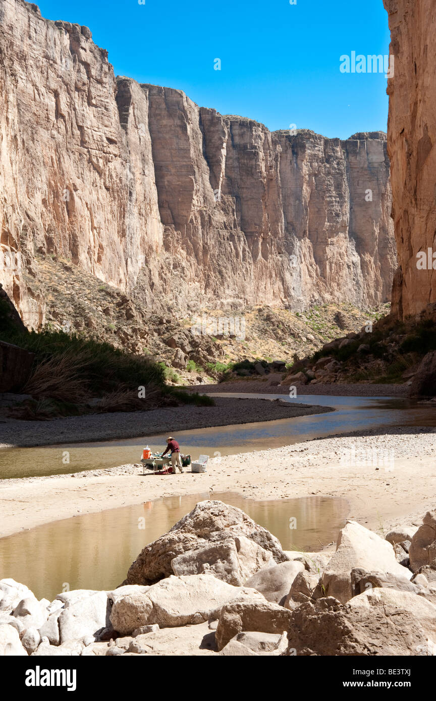 Un guide prépare le déjeuner à terre pour une expédition en canot jusqu'à Santa Elena Canyon dans le parc national Big Bend, Texas sur le Rio Grande. Banque D'Images