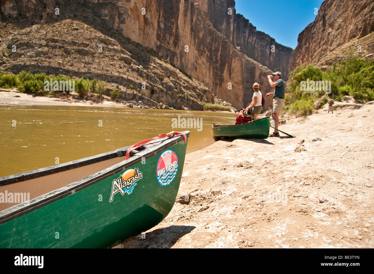 Traveler se préparer pour un voyage en canot jusqu'à Santa Elena canyon sur la rivière Grand Rio à Big Bend National Park, Texas, USA. Banque D'Images