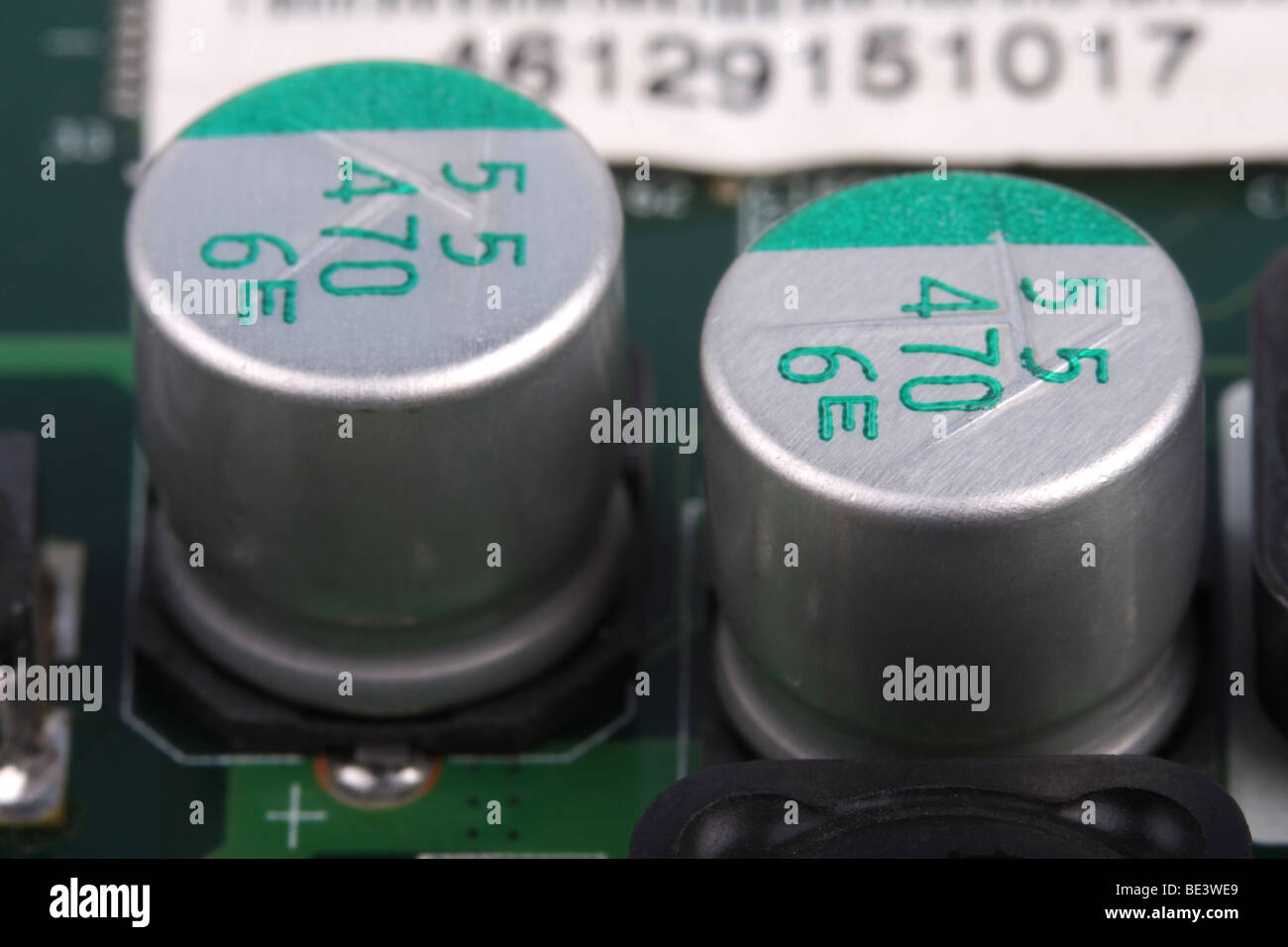 Composants électroniques sur une carte de câblage illustré dans un très gros plan macro. Banque D'Images