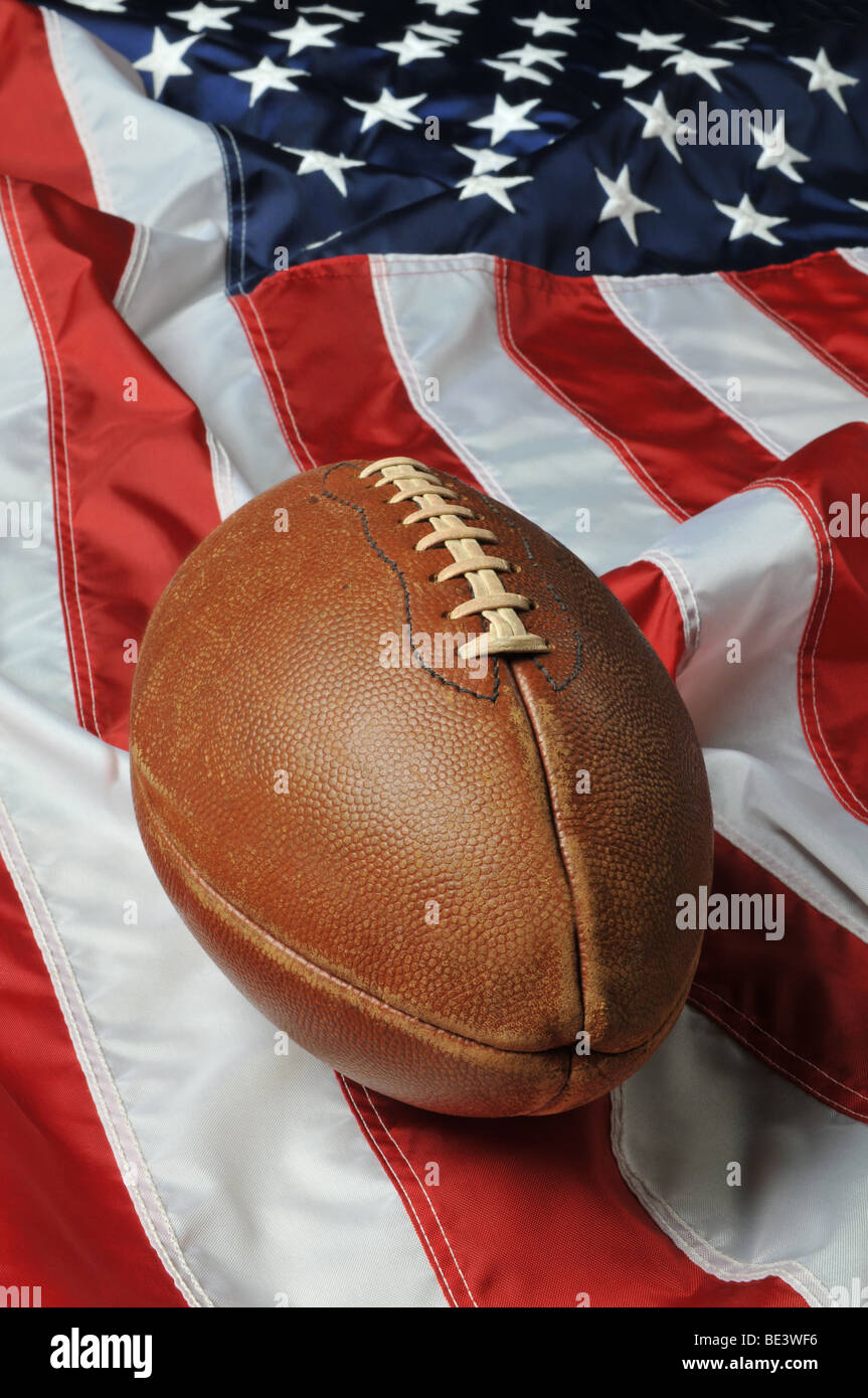 Le football contre un drapeau américain sur un format vertical Banque D'Images