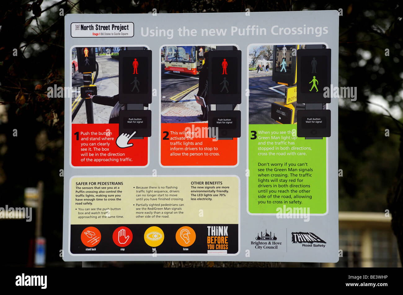 Instructions pour l'utilisation d'un nouveau croisement macareux au bas de la rue du nord à Brighton Banque D'Images