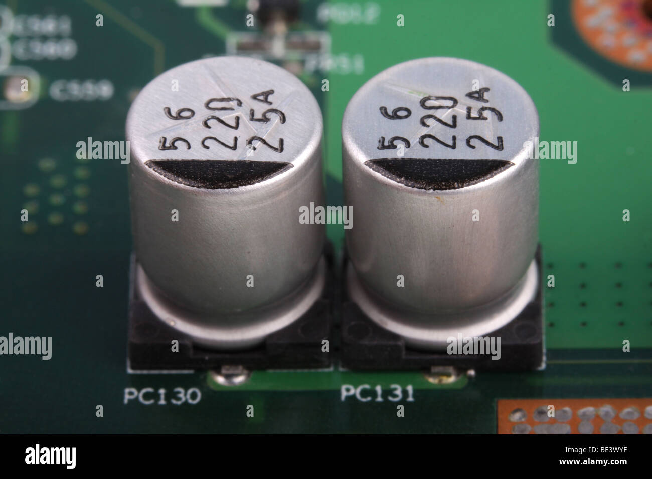 Les condensateurs de la carte mère sur une macro-vision avec une faible profondeur de champ. Banque D'Images
