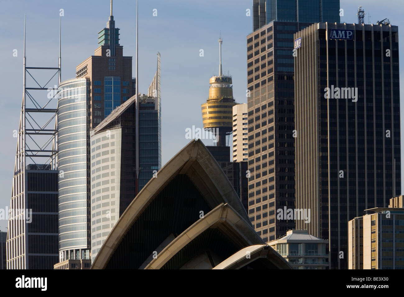 L'architecture iconique de l'Opéra de Sydney et sur la ville. Sydney, New South Wales, Australia Banque D'Images