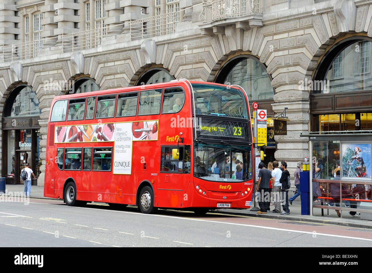 Autobus à impériale moderne, Routemaster, dans la ville de Londres, Angleterre, Royaume-Uni, Europe Banque D'Images