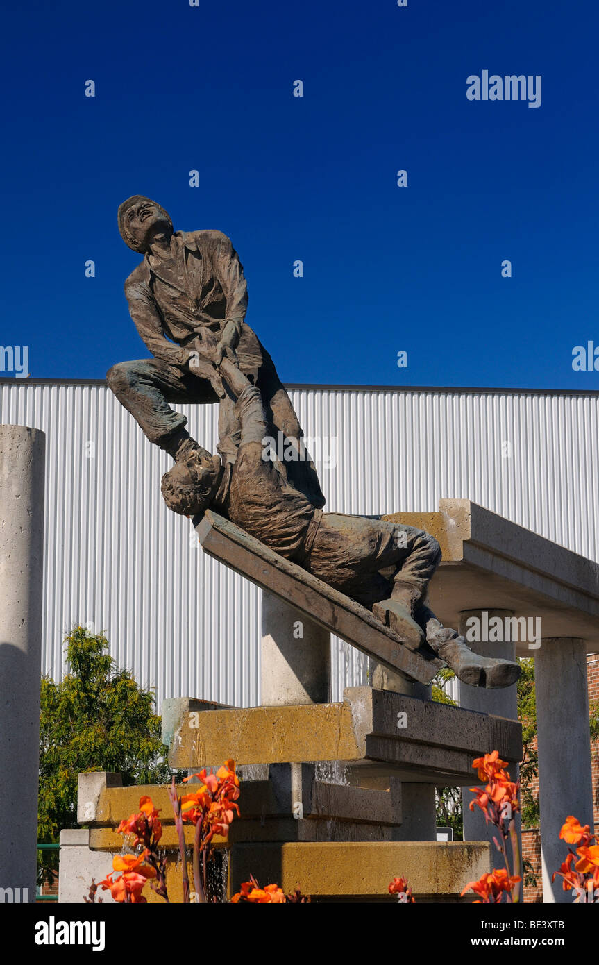 Sculpture fontaine avec des travailleurs de la construction héroïque à Woodbridge extérieure et Memorial Arena Vaughan Ontario Banque D'Images