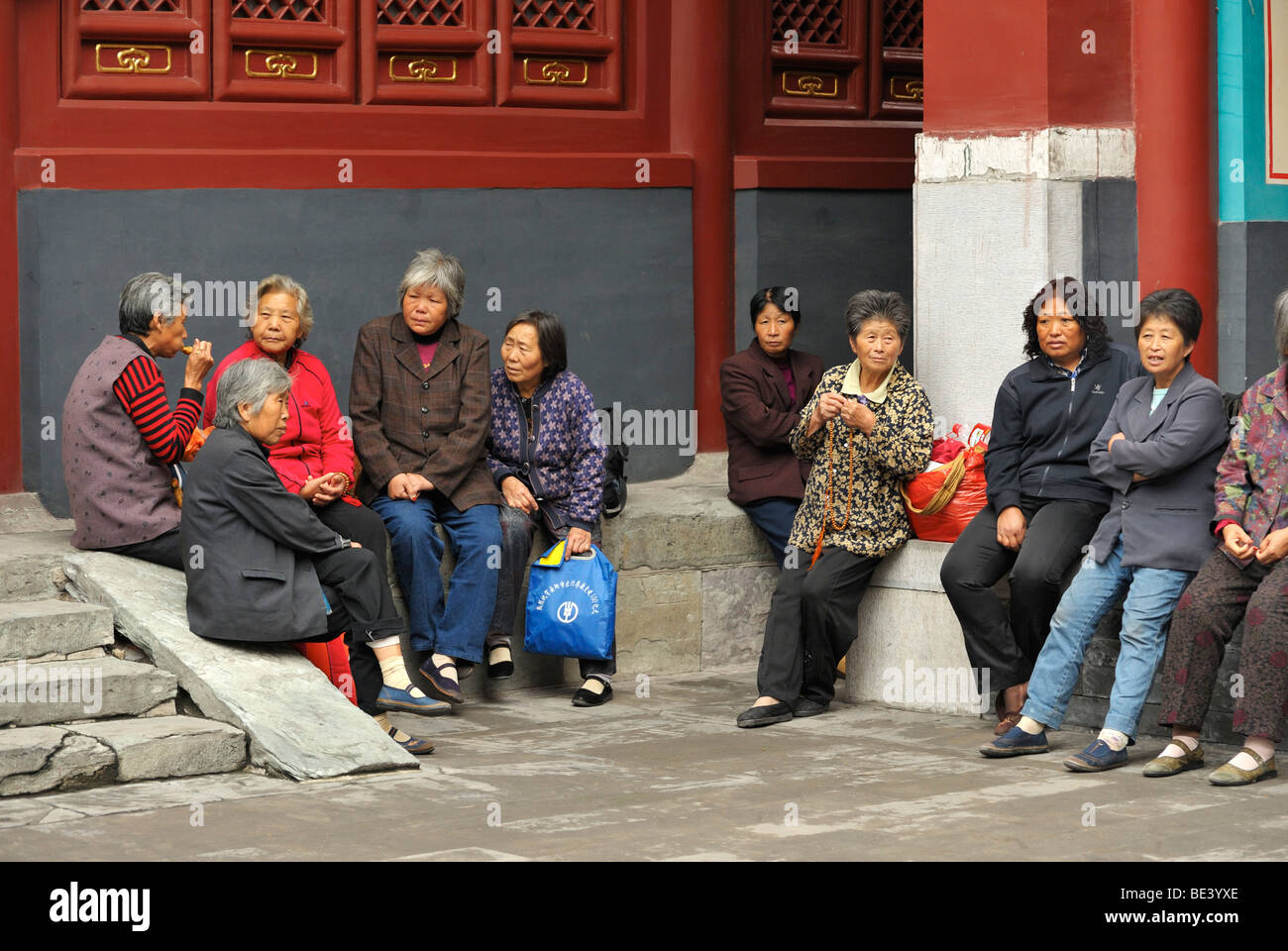 Un groupe de femmes dans la cour à la Lama Temple Yong He Gong, Beijing CN Banque D'Images