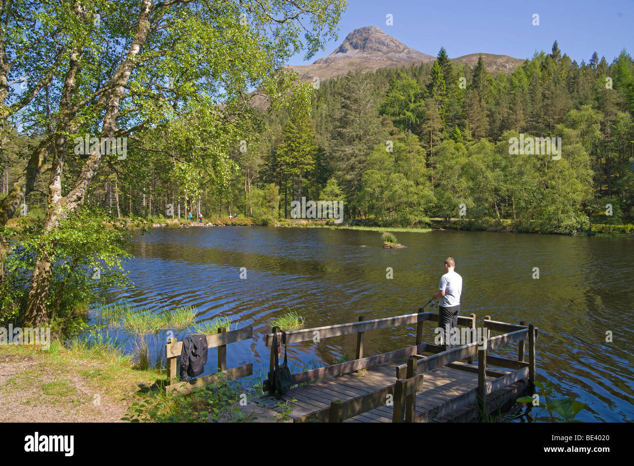 Lochan Glencoe, pêcheur, Pap of Glencoe Glencoe, forêt, rivière de l'Europe, région des Highlands, en Écosse. Juin, 2009 Banque D'Images