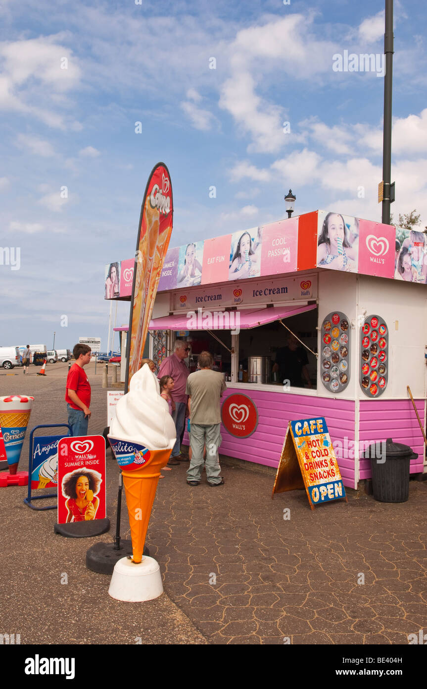 Un décrochage de la crème glacée et café sur la plage de Hunstanton , North Norfolk , Royaume-Uni Banque D'Images