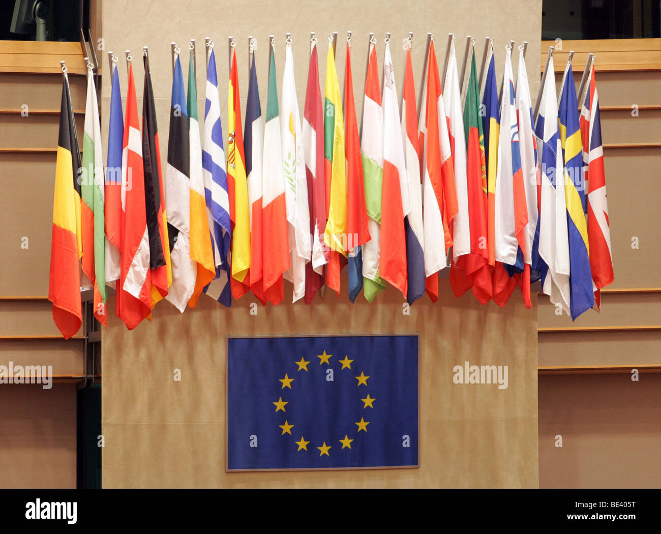 Flaggen im Plenarsaal des Europaparlaments Banque D'Images