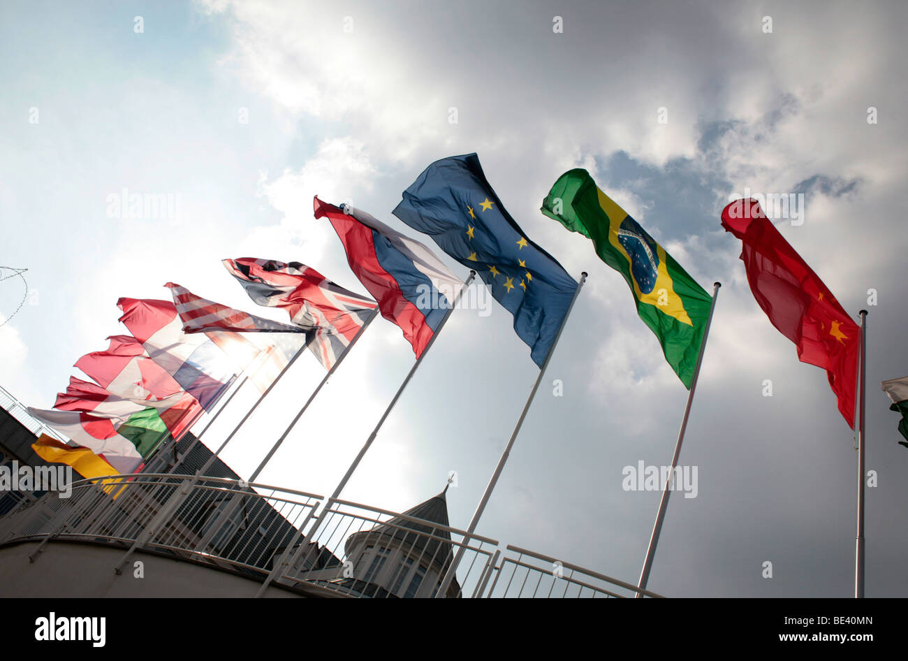 Internationale Flaggen vor dem Resort Schwielowsee Banque D'Images