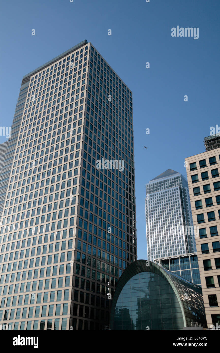 Un avion volant à basse altitude de l'aéroport de London City passe au dessus du quartier financier de Canary Wharf, les Docklands de Londres, Royaume-Uni. Banque D'Images