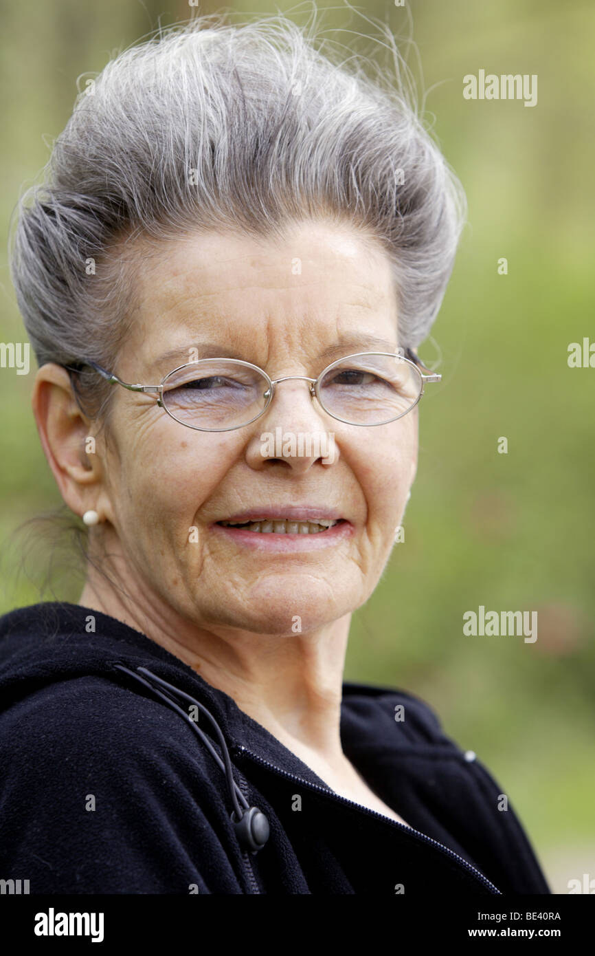 Portrait eines Seniorin , 67 Jahre alt Banque D'Images