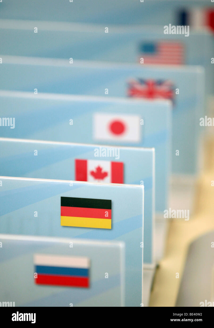 Nternationale Flaggen bei der Abschluss-Pressekonferenz Umweltministertreffen G8 Banque D'Images