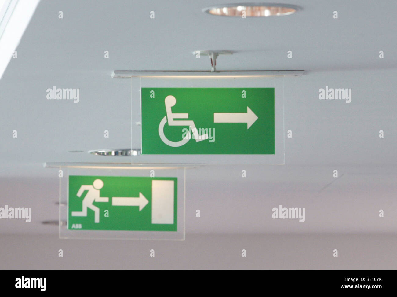 Schild Notausgang fuer Rollstuhlfahrer Fussgaenger und in der SPD , Parteizentrale Haus Willy-Brand FAUTEUIL ROULANT , SORTIE DE SECOURS Banque D'Images