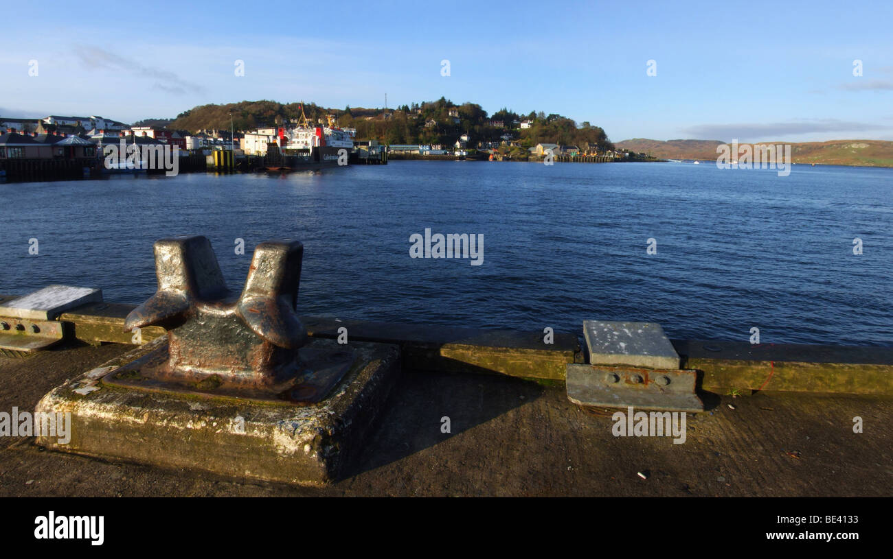 Bollard sur le remblai de tôt le matin à Oban, Scotland Banque D'Images