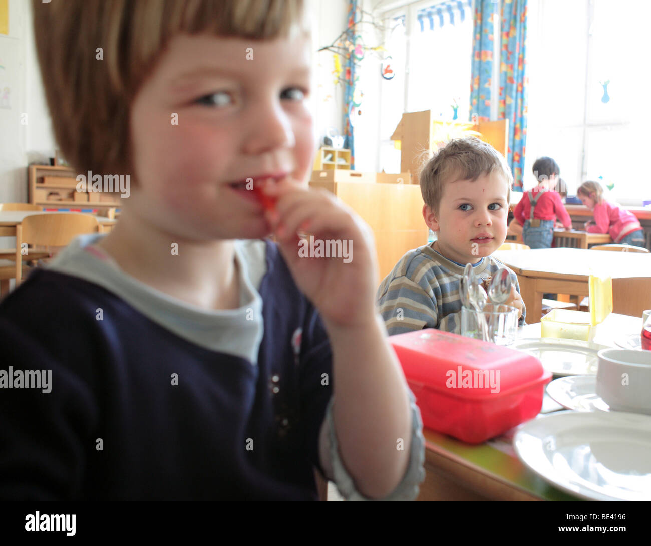 Les enfants de manger au centre de soins de jour. Banque D'Images