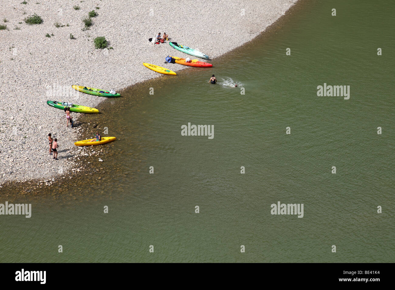 Les touristes en bateaux sur la rivière Ardèche, Vallon-Pont-d'Arc, Ardèche, France Banque D'Images